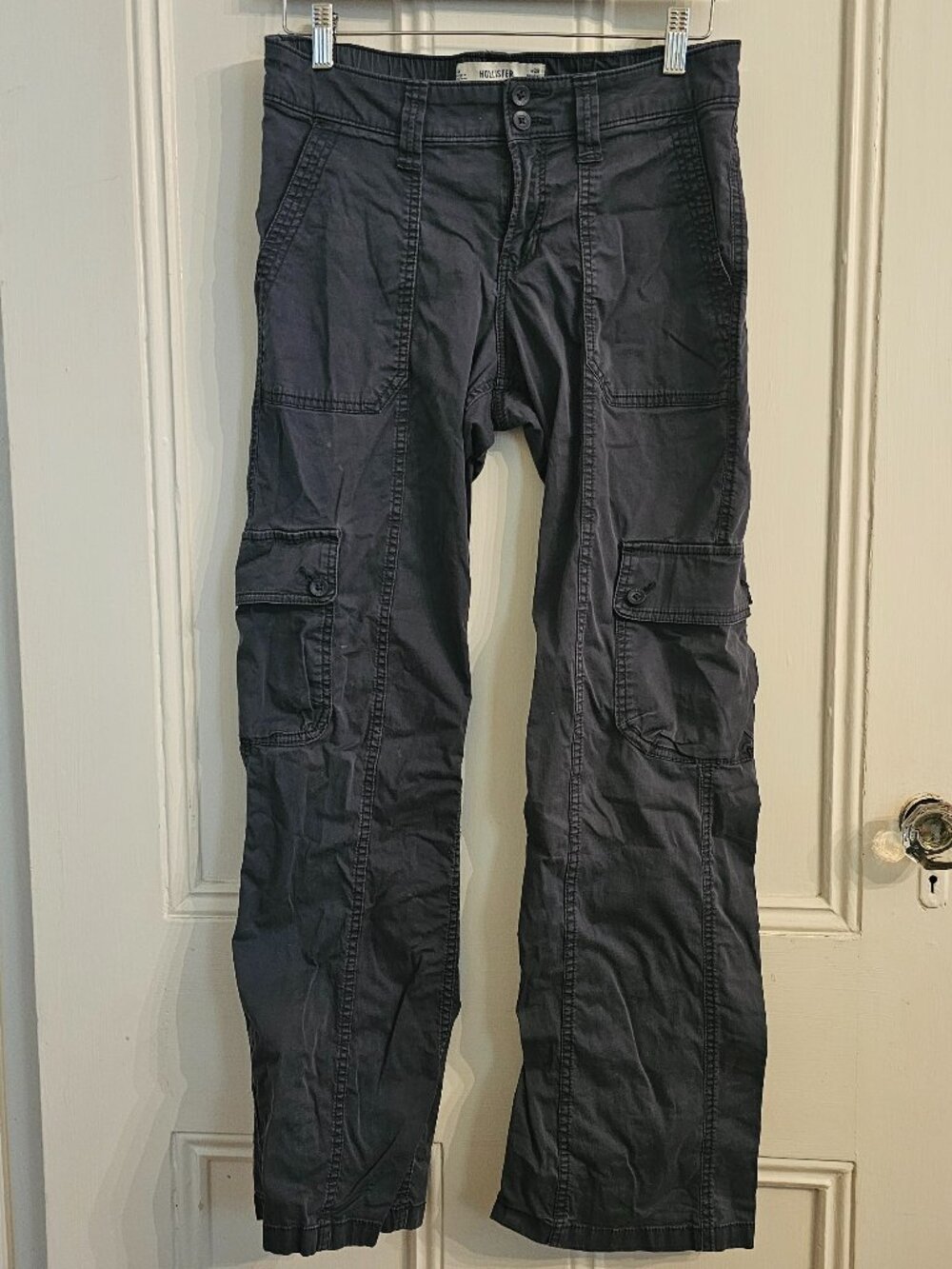 Hollister - Women's Mid Rise Relaxed Boot Cargos - Navy - Sz 6R/28